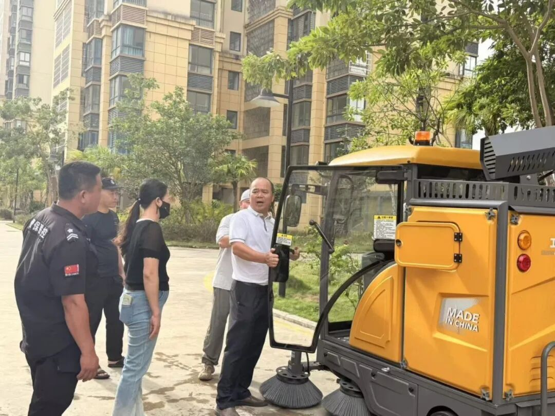 “新同事”來了！智能掃地車正式“入職”南新